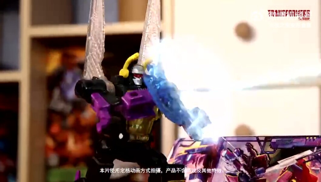 Transformers Legacy Official Stop Motion Video   Bug Spray  (15 of 27)